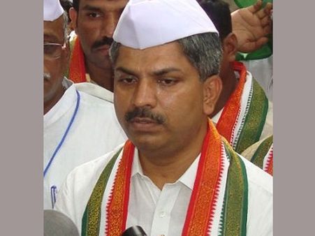 ఎంపి రాపోలు ఆనంద భాస్కర్ భిక్షాటన