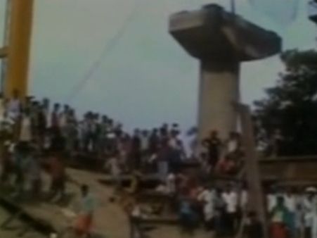 క్రేన్ కుప్పకూలి ఏడుగురి మృతి (వీడియో)