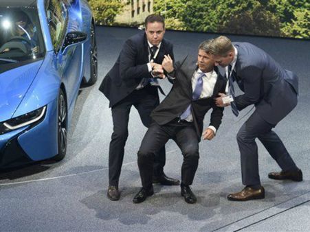 మాట్లాడుతూనే కుప్పకూలిన బీఎండబ్ల్యు సీఈఓ