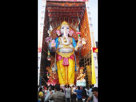 కొలువుదీరిన ఖైరతాబాద్ గణపతి: వివిధ ఆకృతుల్లో వినాయకులు(పిక్చర్స్)