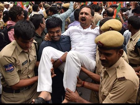 సెప్టెంబర్ 17కు సెంటిమెంట్ అడ్డా, సవాల్ చేస్తున్నా రా: కెసిఆర్‌కు కిషన్ (పిక్చర్స్)