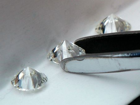 రూ.కోటిన్నర వజ్రాన్ని మింగేసింది, ఆపరేషన్ చేశారు