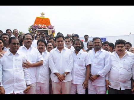 చంద్రబాబుకు మండుతోంది: కెటిఆర్, 'పేరెంట్స్‌ని చంపి వదిలేయమన్న కొడుకు' పిట్టకథ