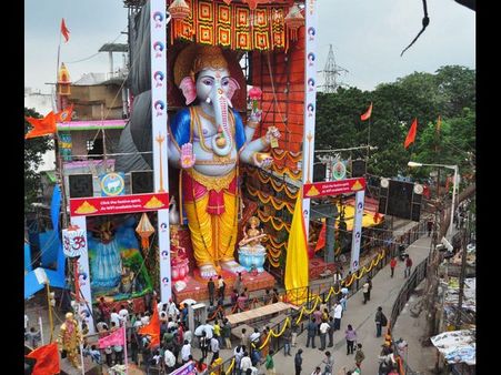 ఖైరతాబాద్‌ మహాగణపతికి గవర్నర్‌ తొలి పూజ: తాపేశ్వరం భారీ లడ్డూ(పిక్చర్స్)