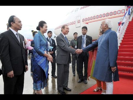 లావోస్ పర్యటనలో థాట్ లువాంగ స్ధూపం వద్ద ఎంపీ కవిత (ఫోటోలు)