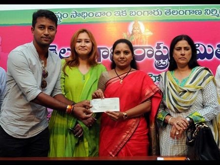 కవిత ఆందోళన, రైతు కుటుంబమేనన్న క్రికెటర్ ఓఝా, జ్వాలా చెక్కు (పిక్చర్స్)