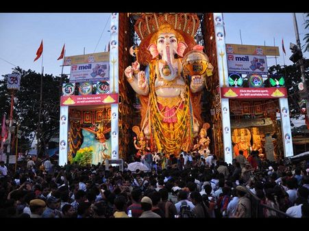 ఖైరతాబాద్ మహాగణపతికి భక్తజన తాకడి: దర్శించుకున్న లక్షమంది(పిక్చర్స్)