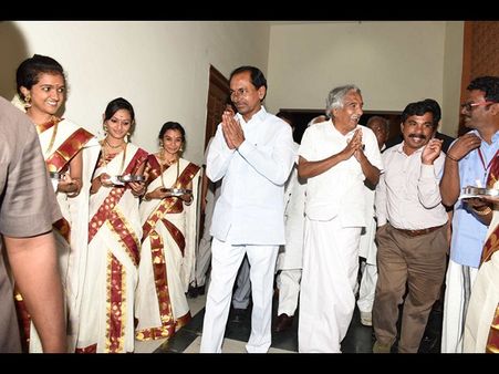 హైద్రాబాద్‌లో కేరళ సీఎం కారులో పొగలు, ఏపీలా చేయం: అసెంబ్లీపై హరీష్ రావు