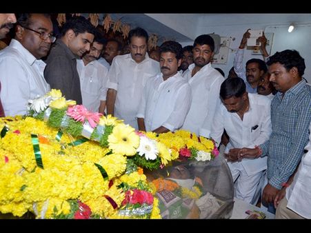 కృష్ణారెడ్డి మృతి: వెంటనే వచ్చిన లోకేష్, రేవంత్ రెడ్డితో... (పిక్చర్స్)