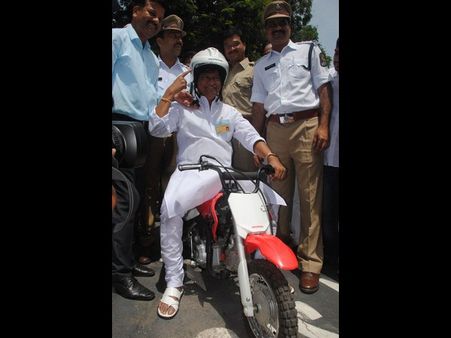 శ్రీమంతుడి డైలాగ్ ప్రేరణ: రాజేంద్ర ప్రసాద్ ఇలా డ్రైవింగ్ (పిక్చర్స్)