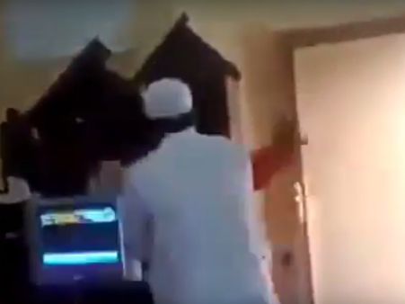 సౌదీలో భారతీయుడ్ని కొట్టి ఇలా తన్నాడు (వీడియో)