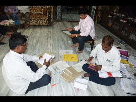 డీఈ శ్రీధర్ ఇళ్లపై ఎసిబి దాడులు, రూ.2.50 కోట్ల ఆస్తులు (పిక్చర్స్)