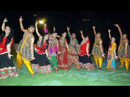 ఉత్సాహం: మొదలైన దాండియా సందడి(పిక్చర్స్)