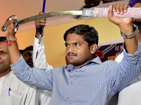 హార్దిక్ పటేల్ ఎక్కడ?: హైకోర్టు నోటీసులు, టెన్షన్