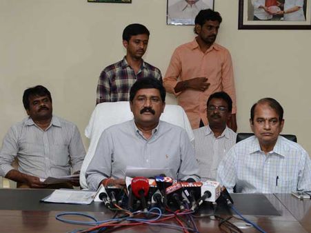 తెలంగాణ కోర్టు మాటా వినట్లేదు: గంటా, అమ్మాయిల ఆత్మహత్యలకు ఒత్తిడే కాదు!