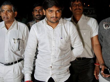 తుపాకీ పెట్టి..చంపుతామని బెదిరించారు: హార్దిక్ పటేల్