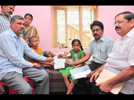 'రాంనగర్' ఫ్యామిలికీ చంద్రబాబు 10లక్షలు, కెసిఆర్ బోళా శంకరుడు: కవిత (పిక్చర్స్)