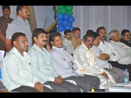 జగన్ యువభేరీ ఎఫెక్ట్, సస్పెండ్: ఏయూ ప్రొఫెసర్‌కు చిక్కు, ఎవరీ ప్రసాద్ రెడ్డి?