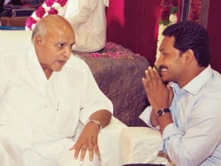 రామోజీ రావు, జగన్ భేటీ వెనక కెసిఆర్?