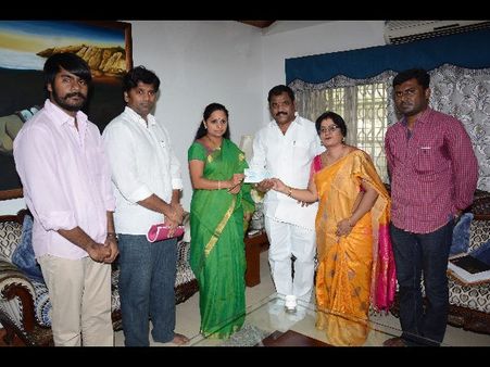 రైతు దత్తత: కవితకు రూ. 15లక్షల చెక్కులు అందించారు(ఫొటోలు)