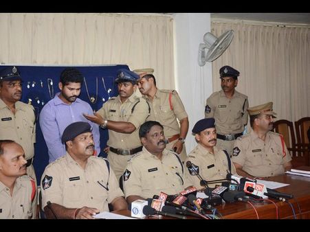 తాళం వేసిన ఇంటిపై కన్ను పడితే చాలు, ఘరాన దొంగ ఇతనే