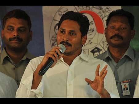 చంద్రబాబుకు తలబిరుసు, 7న గుంటూరులోనే జగన్ దీక్ష: బొత్స