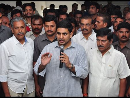 ఆస్తులు ధ్వంసం చేస్తామంటే అనుమతి ఇవ్వరు: జగన్ దీక్షపై నారా లోకేష్