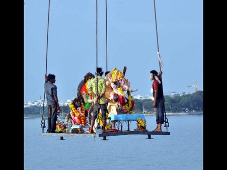 పాతబస్తీలో గణేషులకు ముస్లీం యువత స్వాగతం, అక్కడే బెజవాడ మహాగణపతి నిమజ్జనం