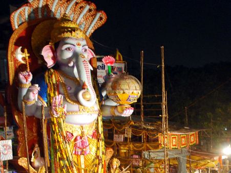 కాసేపట్లో కదలనున్న ఖైరతాబాద్ గణేణుడు: దిగిన 6 వేల కిలోల లడ్డు