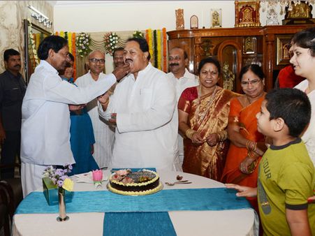 ఫ్యామిలీతో కెసిఆర్: డిఎస్ ఇంటికి వచ్చి, కేక్ తినిపించారు (ఫొటోలు)