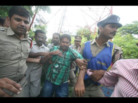 నా అప్పు తీర్చకుంటే చస్తా: అసెంబ్లీ వద్ద టవరెక్కి హల్‌చల్, విషం తాగాడు (పిక్చర్స్)