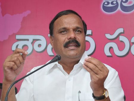 కేసీఆర్‌కు 120 డిగ్రీల జ్వరం: నాలిక్కర్చుకున్న టీఆర్ఎస్ ఎమ్మెల్సీ