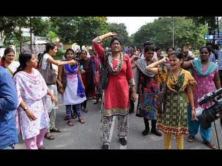 పెట్రోల్‌ పోసుకుని యువకుడి ఆత్మహత్యాయత్నం: ఛలో అసెంబ్లీలో ఉద్రిక్తత (పిక్చర్స్)