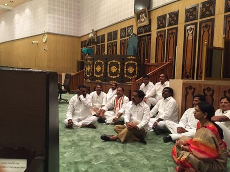 తెలంగాణ అసెంబ్లీ గరం: సభలో విపక్షాల సభ్యుల బైఠాయింపు, మార్షల్స్‌తో తరలింపు