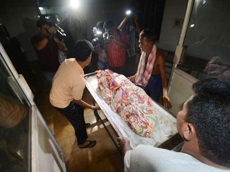 భోగాపురం బీచ్‌లో అదితి మృతదేహం: గుర్తించి కుప్పకూలిన తండ్రి