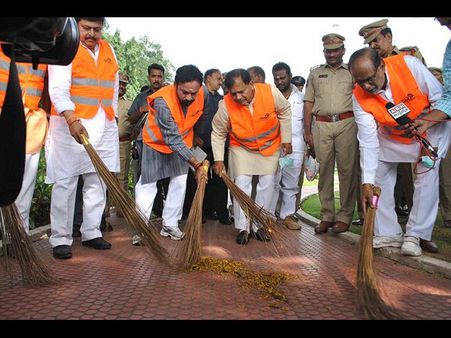 కెసిఆర్! అన్నింటికి డబ్బులున్నాయా, కెటిఆర్ వింత వాదన! (పిక్చర్స్)
