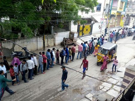 ఖైరతాబాద్ గణేష్ లడ్డూ కోసం పోలీసులూ ఎగబడ్డారు, 'తాపేశ్వరం' లడ్డూ అమ్ముకున్నారు