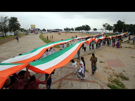 దేశంలోనే అతిపెద్ద జాతీయ జెండాను ప్రదర్శించారు(పిక్చర్స్)