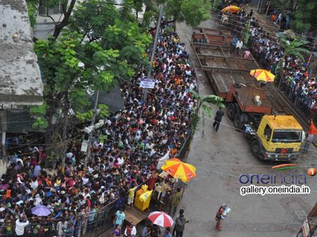 ప్రాణాల కంటే ఏదీ ముఖ్యం కాదు: డిసిపి, తొక్కిసలాట.. లడ్డూ పంపిణీ నిలిపివేత
