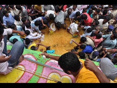 ఖైరతాబాద్ లడ్డూ కోసం ఎగబడిన జనం, పోలీసులు: లాఠీఛార్జీ, కొంత అపహరణ(పిక్చర్స్)