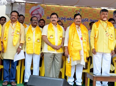 నారా లోకేష్ హడావుడి, ముందువరుసలో నందమూరి హరికృష్ణ (పిక్చర్స్)