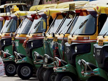 ఆటో డ్రైవర్ హల్‌చల్: స్కూటీపై వెళ్తున్న అమ్మాయిలకు వేధింపు