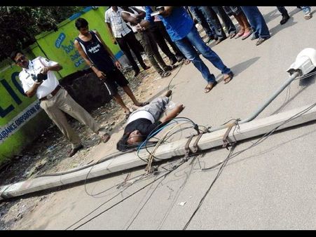 విద్యుత్ స్తంభం మీద పడి వ్యక్తి దుర్మరణం (ఫోటో)