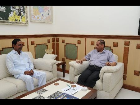 గవర్నర్‌ను కెసిఆర్ అందుకే కలిశారా?: తెలంగాణలో 'పోలీసు రాజ్యం'!