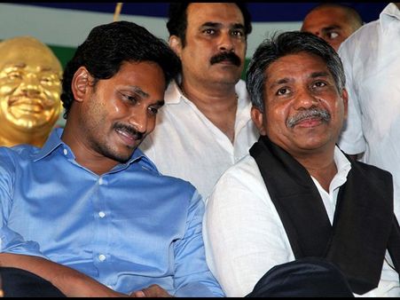 ఓటుకు నోటులో జైలుకు: నిన్న బాబుకు.. నేడు జగన్‌కు మందకృష్ణ అండ (పిక్చర్స్)