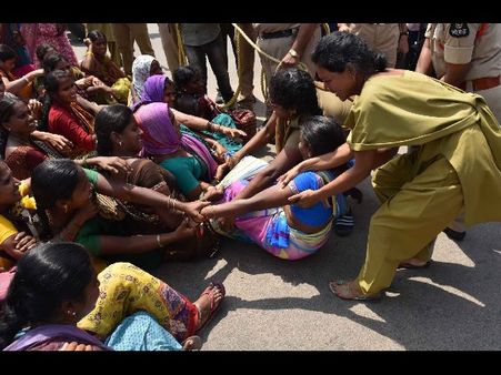 9వేలమంది అరెస్ట్.. కెసిఆర్ రికార్డ్!: కొట్టి ఈడ్చుకెళ్లారు, మహిళల కంటతడి (పిక్చర్స్)