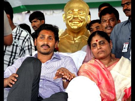 హోదాతో నా ఇంటికేమైనా వస్తుందా: కంటతడి పెట్టిన విజయమ్మ (పిక్చర్స్)