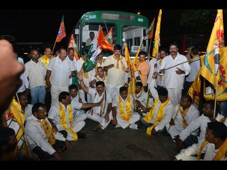 బంద్: బాబు హెరిటేజ్ తెరిచారు, రేవంత్ అరెస్ట్: అందరూ ఠాణాల్లోనే (పిక్చర్స్)