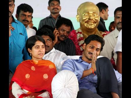 (ఫోటోలు): జగన్‌కు భార్య పరామర్శ, సింగపూర్ ఈశ్వరన్ భాగస్వామి: బొత్స బాంబు