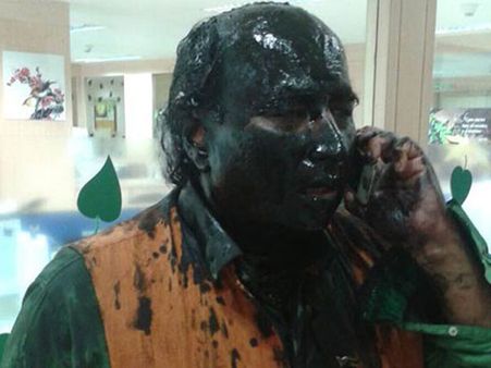 రెచ్చిన శివసేన: కులకర్ణి ముఖానికి సిరా పూశారు